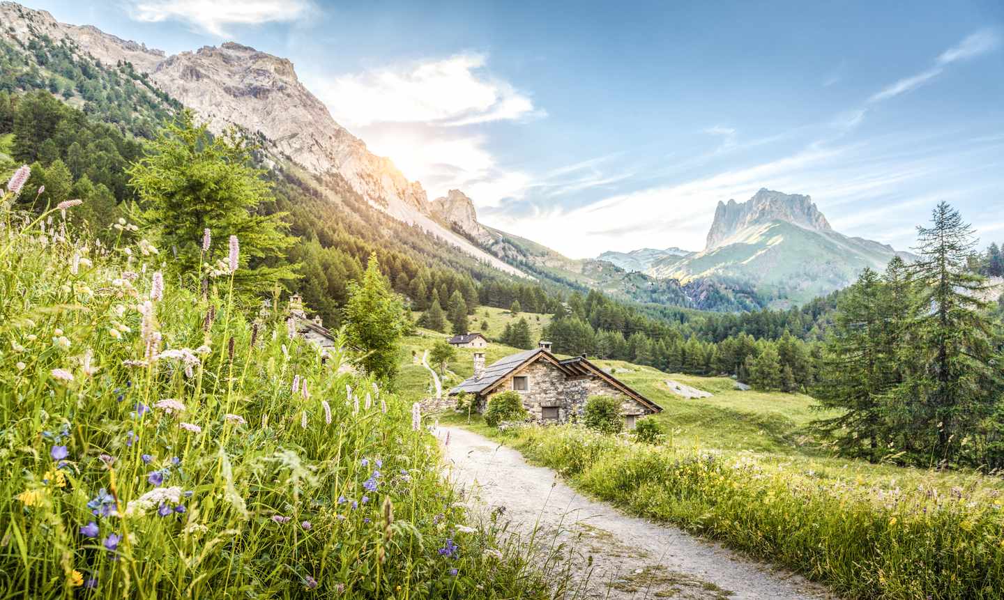 italien-suedtirol-berglandschaft-berghuetten-g-924508950.jpg