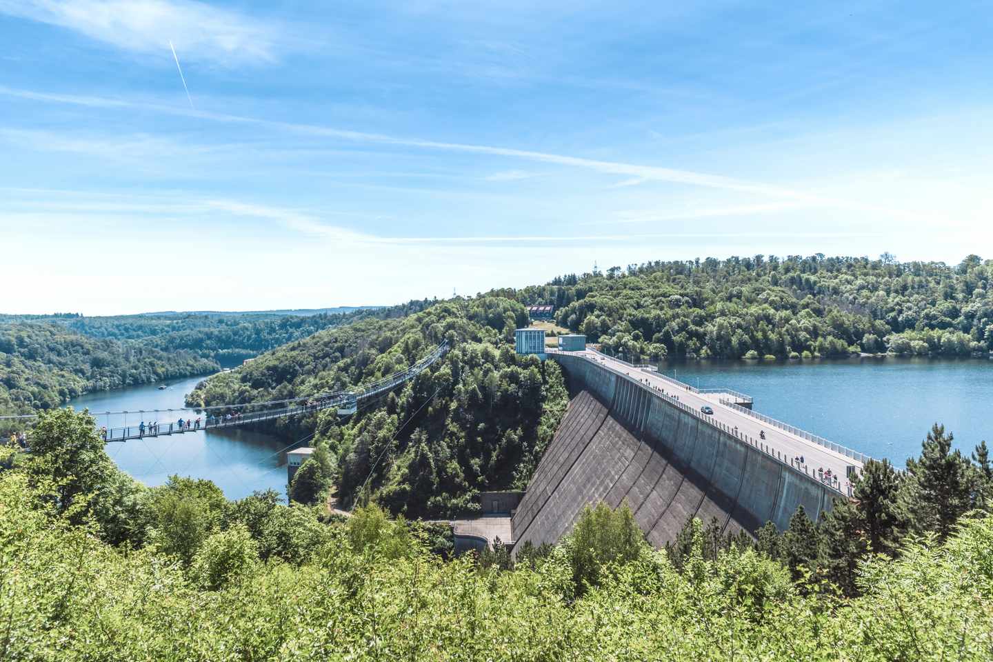 deutschland-harz-rappbodetalsperre-blick-auf-staudamm-und-hängebrücke-g-1587485929.jpeg