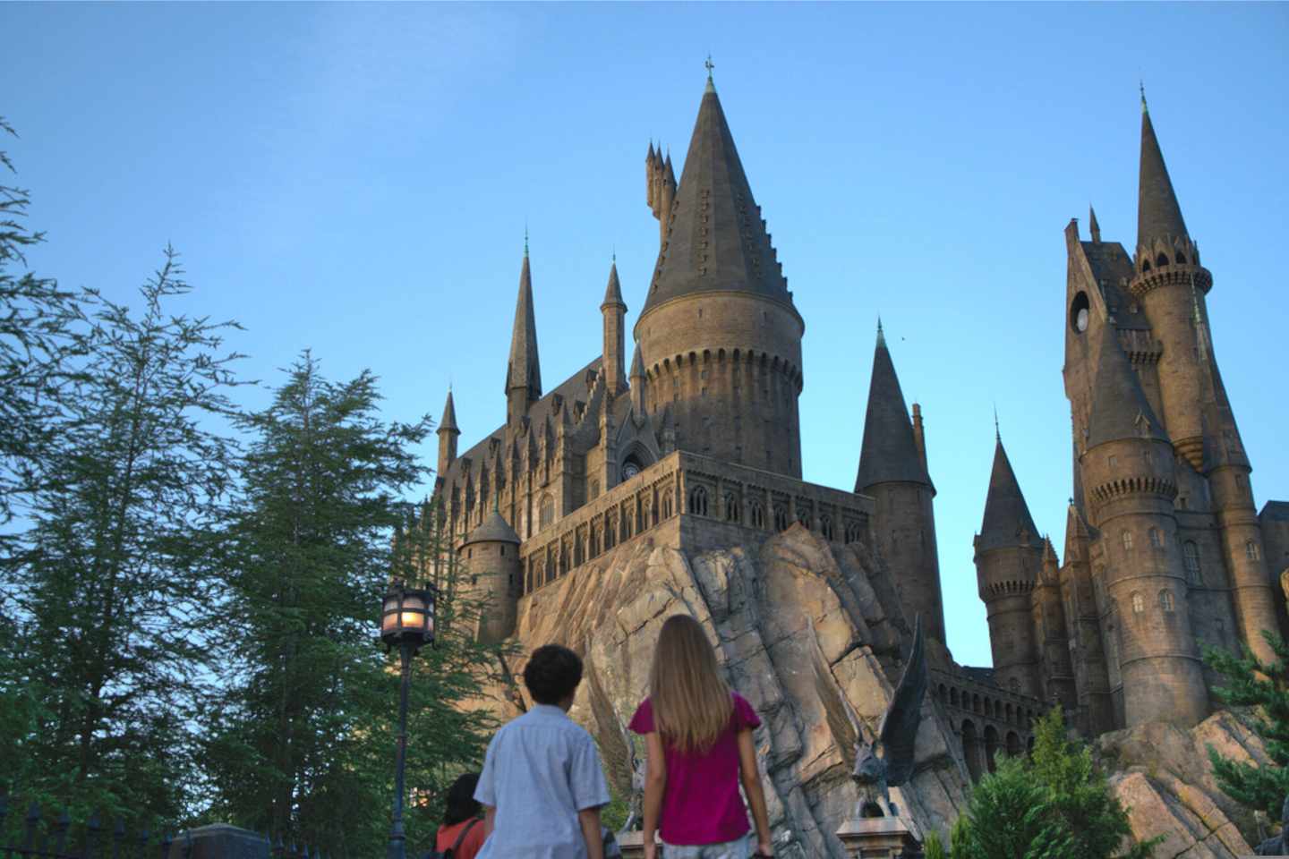copyright-usa-universal-orlando-wizarding-world-of-harry-potter-kinder-vor-hogwarts-bei-daemmerung.jpg