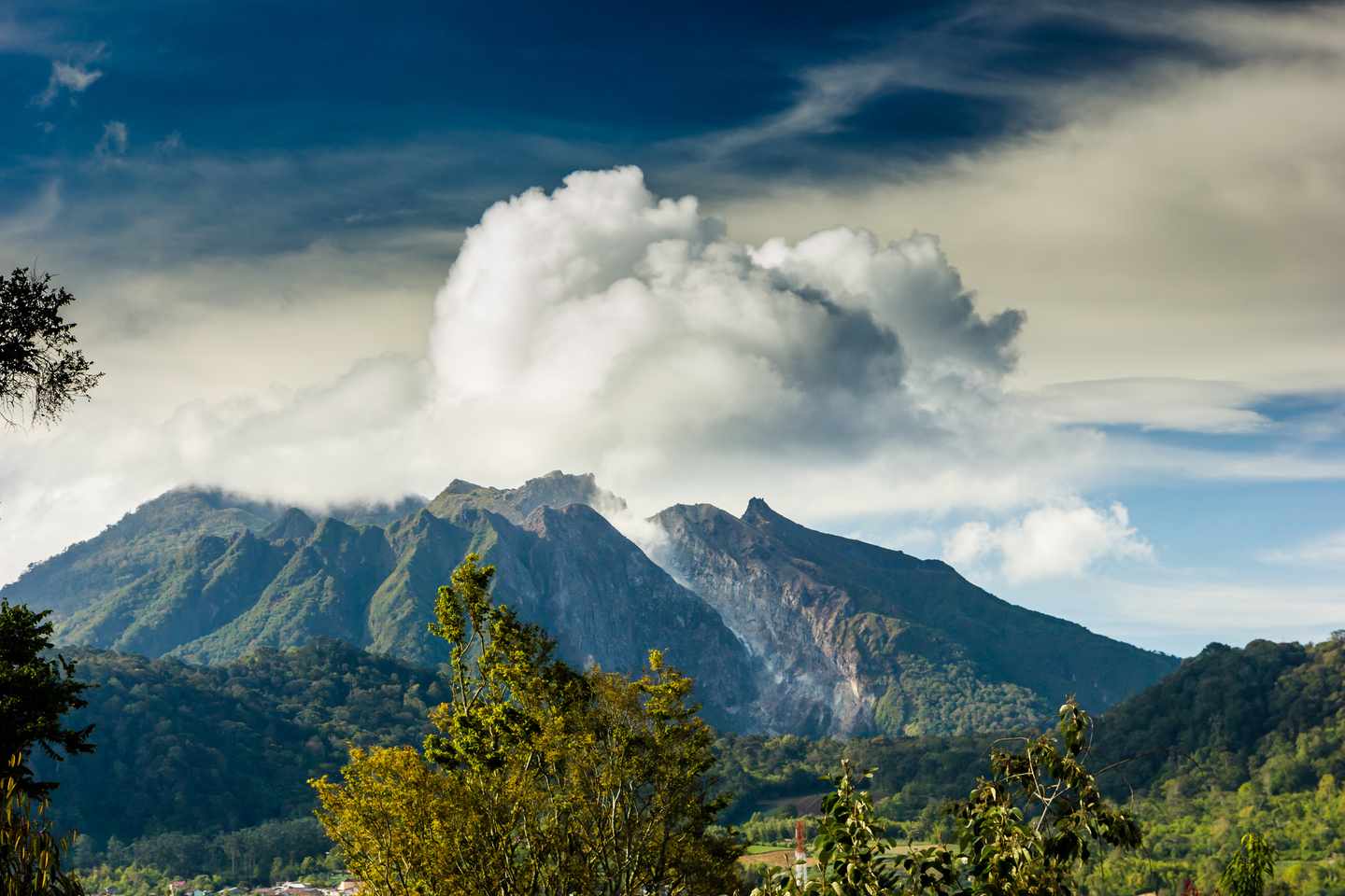 indonesien-sumatra-vulkan-t-471822623.jpg