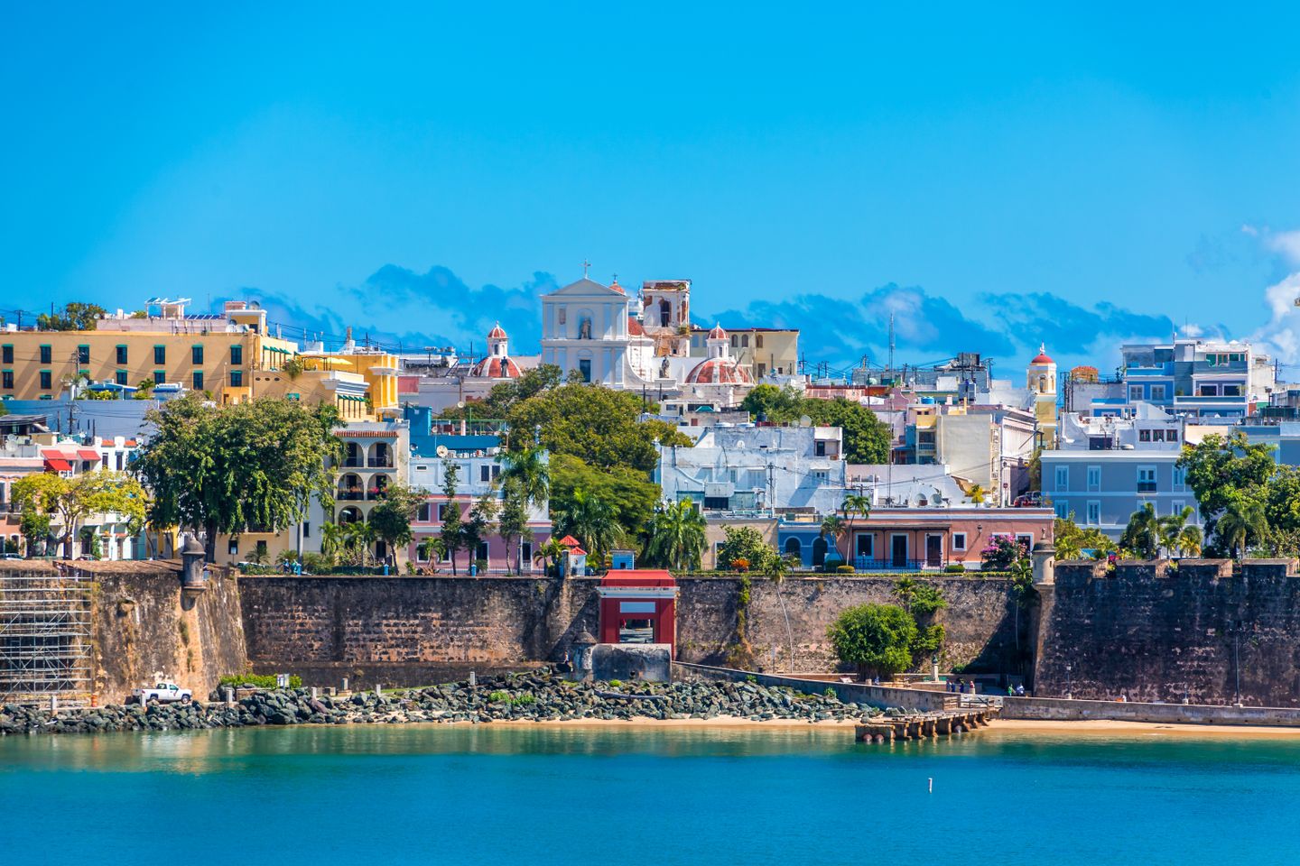 Blick auf das Ufer der Altstadt von San Juan mit Bergen im Hintergrund