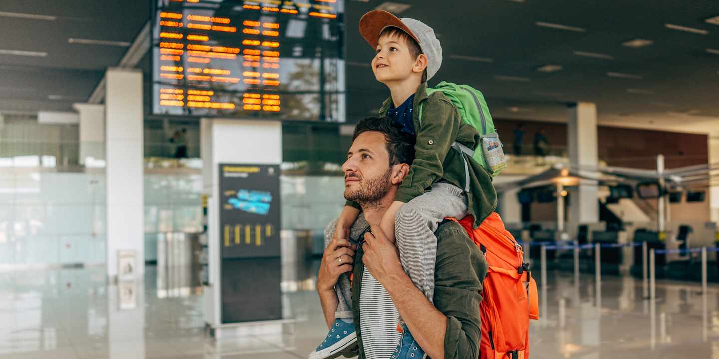 kinder-fliegen-flughafen-vater-sohn-g-959983718.jpg