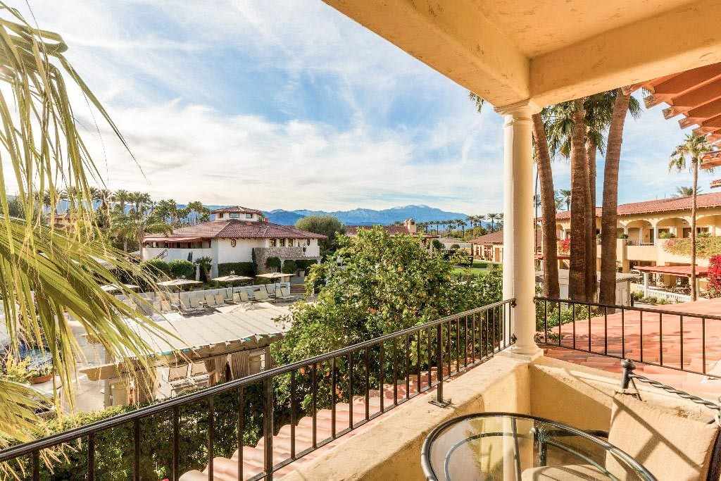 Blick von einem Balkon des Coachella-Hotels Miramonte Resort & Spa auf die sonnige Landschaft mit Häusern, Bäumen und Bergen
