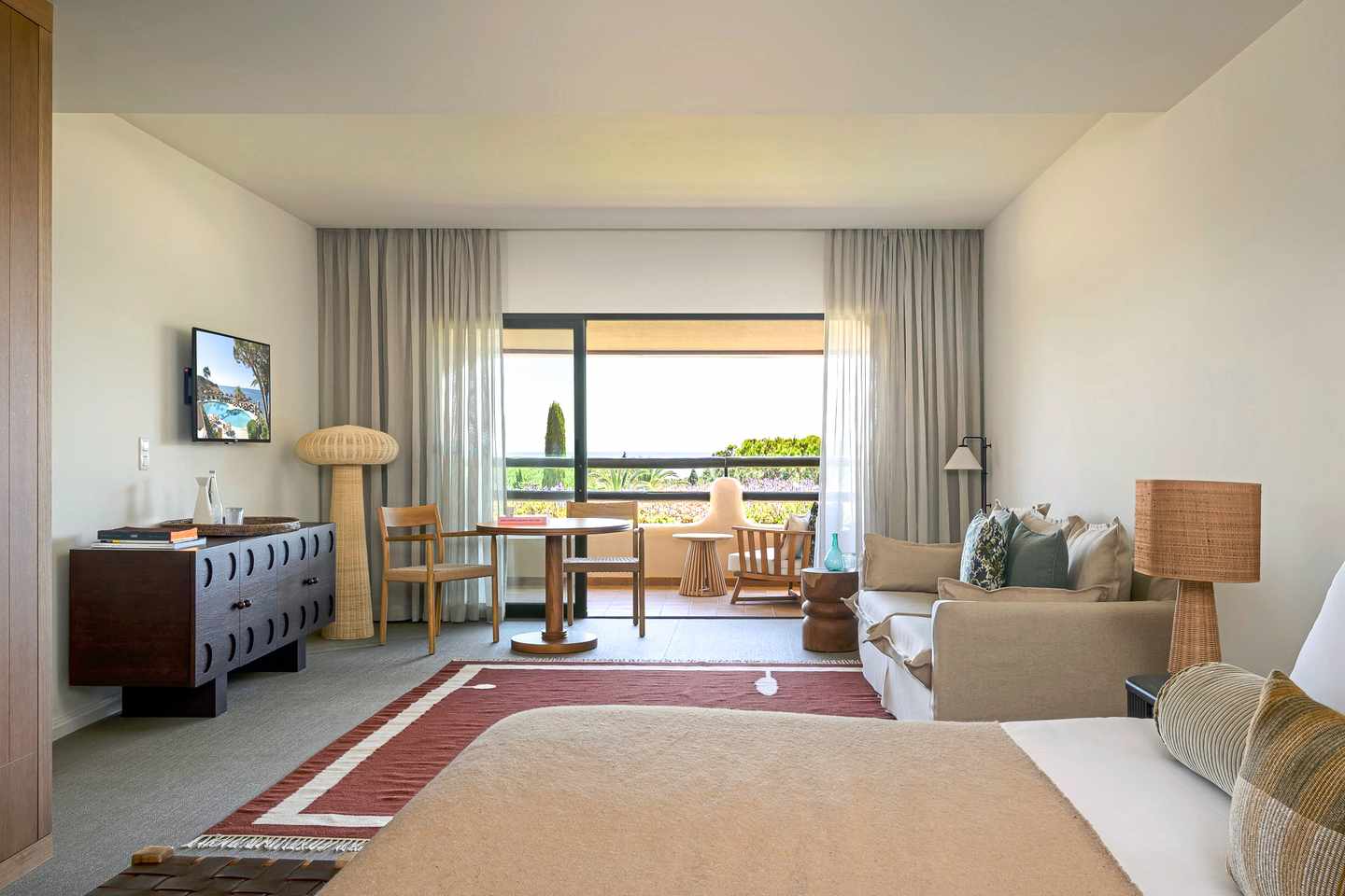 portugal-algarve-vilalara-grand-hotel-porches-zimmer-cmi-DER1648790.jpg Helles Zimmer im Vilalara Grand Hotel Algarve in Porches mit Balkon, Sitzbereich und Blick auf den Atlantik