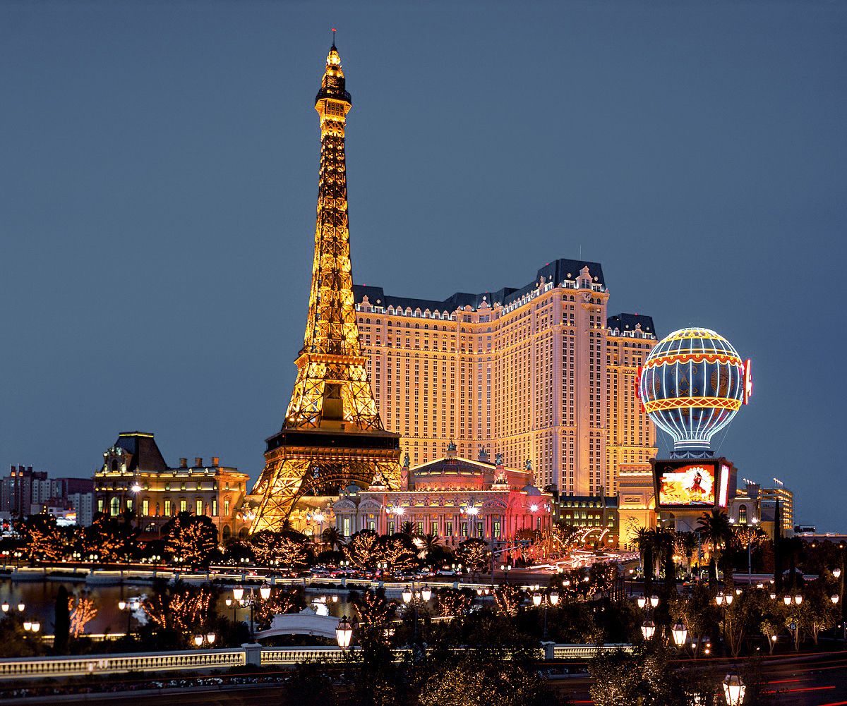 Las Vegas Sehenswürdigkeiten Bellagio, Eiffelturm und weitere stimmungsvoll beleuchtet bei Nacht.