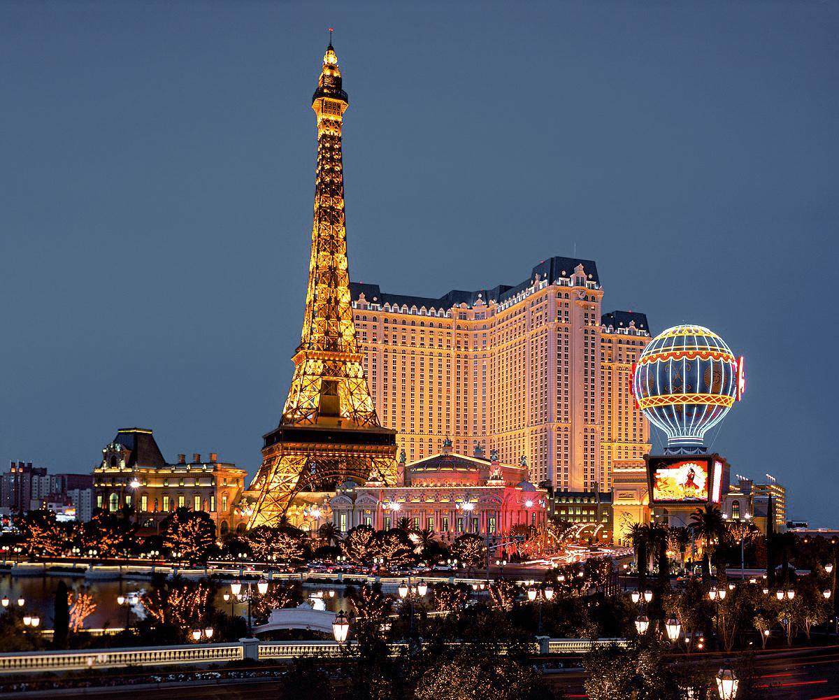 Las Vegas Sehenswürdigkeiten Bellagio, Eiffelturm und weitere stimmungsvoll beleuchtet bei Nacht.