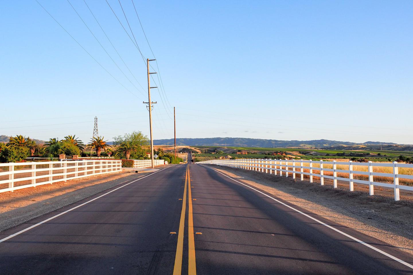 usa-kalifornien-livermore-wine-country-greenville-strasse-mit-blick-nach-sueden-g-967517022.jpg