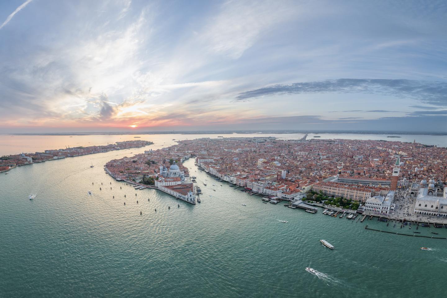 italien-venedig-canale-grande-sonnenaufgang-luftbild-g-1477667690.jpg