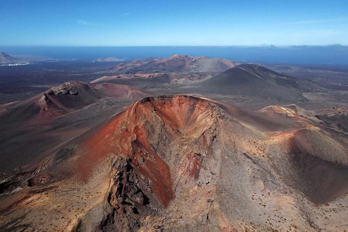 spanien-timanfaya-vulkanlandschaft-krater-meer-g-918501970.jpg