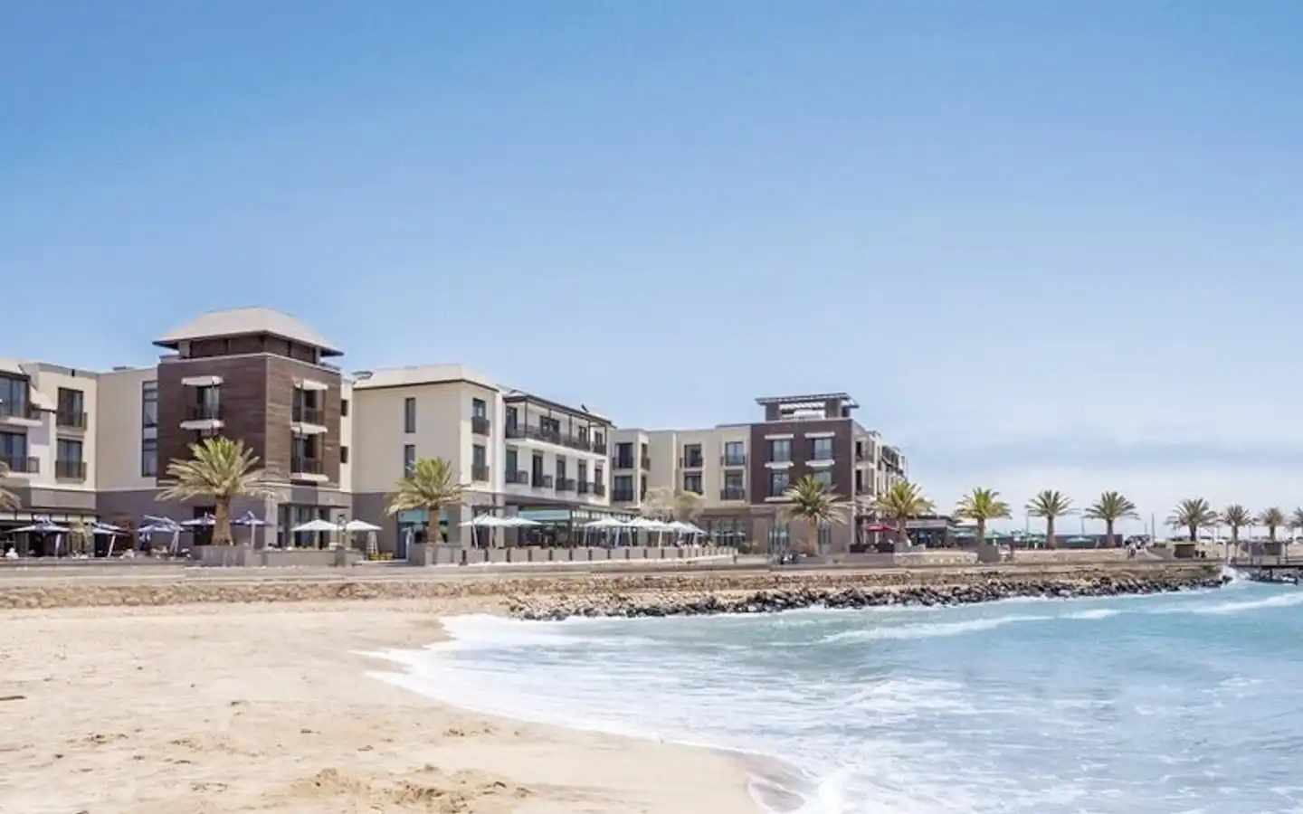 afrika-namibia-swakopmund-strand-hotel-aussenansicht-strand-meerblick.jpg