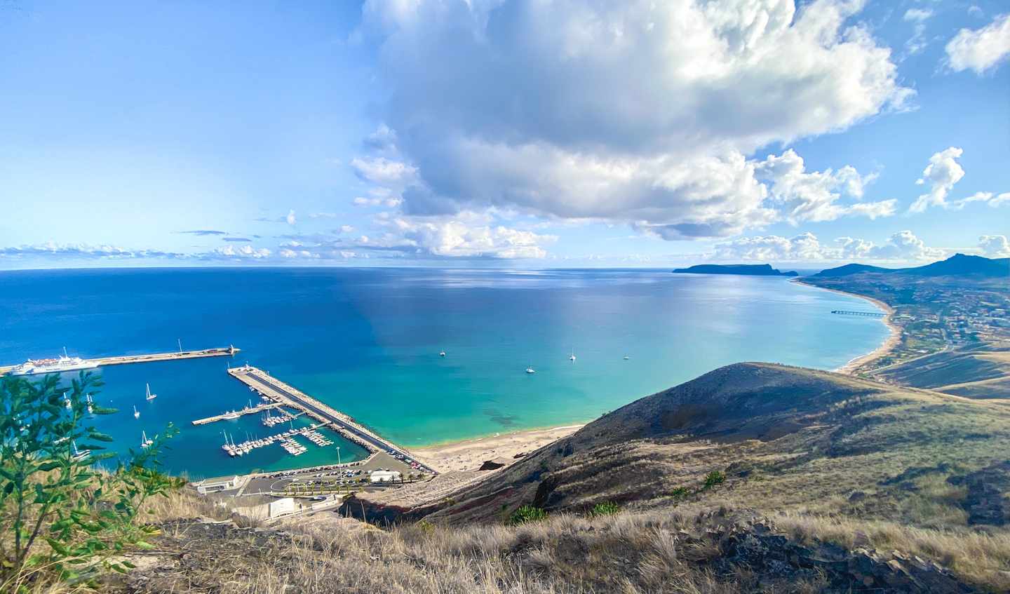 Der Yachthafen mit Strand auf Madeiras Nachbarinsel Porto Santo