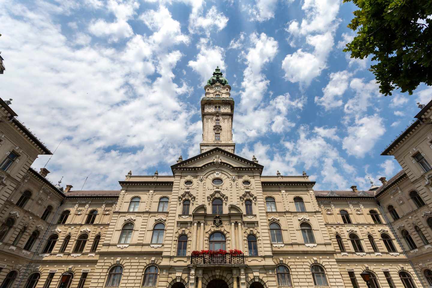 ungarn-györ-rathaus-klein-g-1264566642.jpg