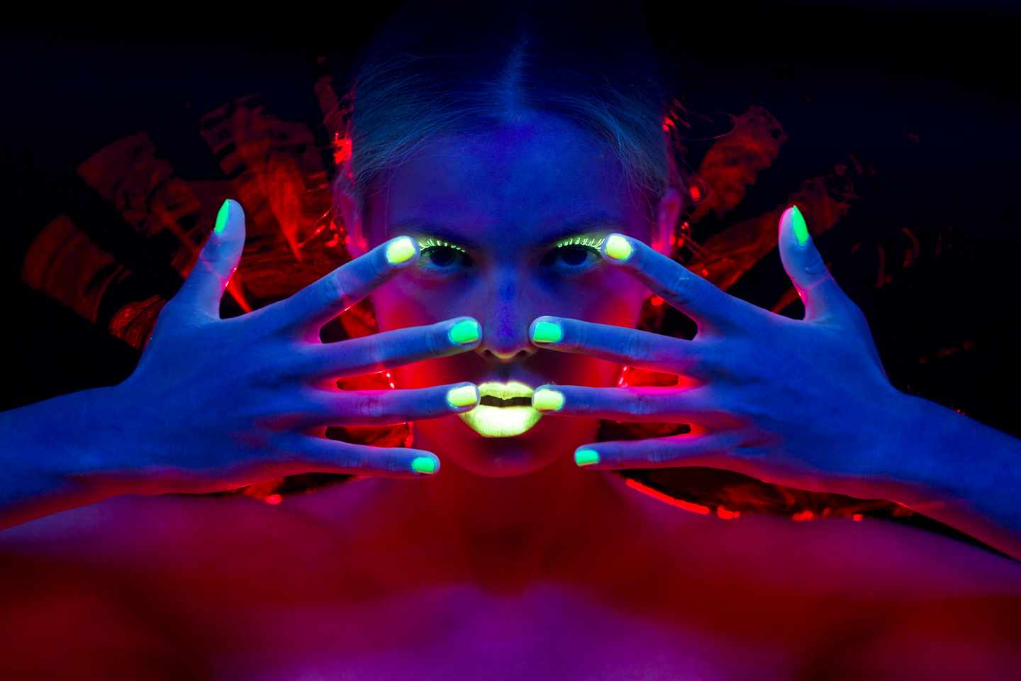 frau-mit-neonfarbenen-fingernägeln-und-makeup-g-174771919.jpg