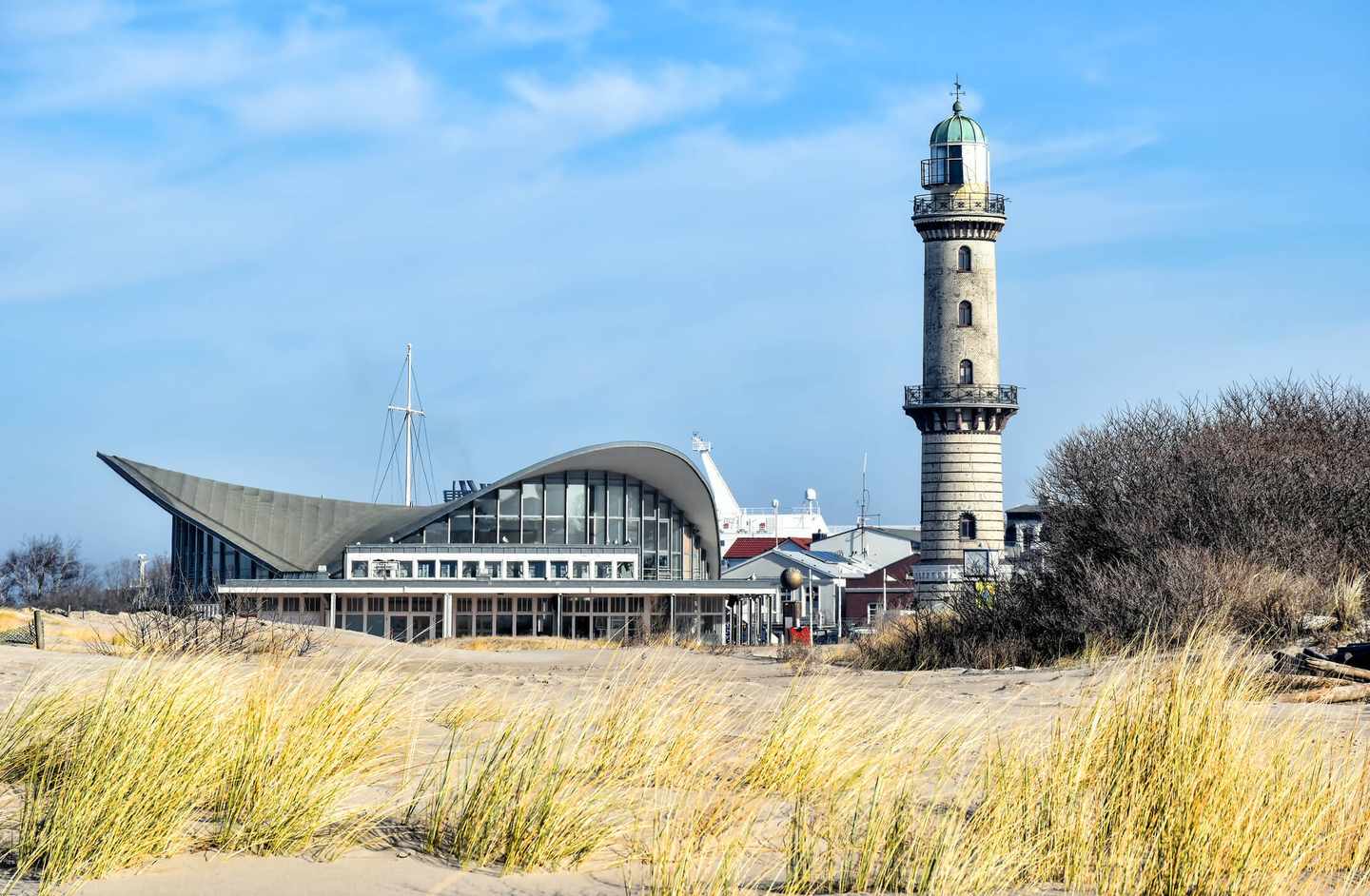 deutschland-warnemünde-leuchtturm-dertour-g-1178796710.jpg