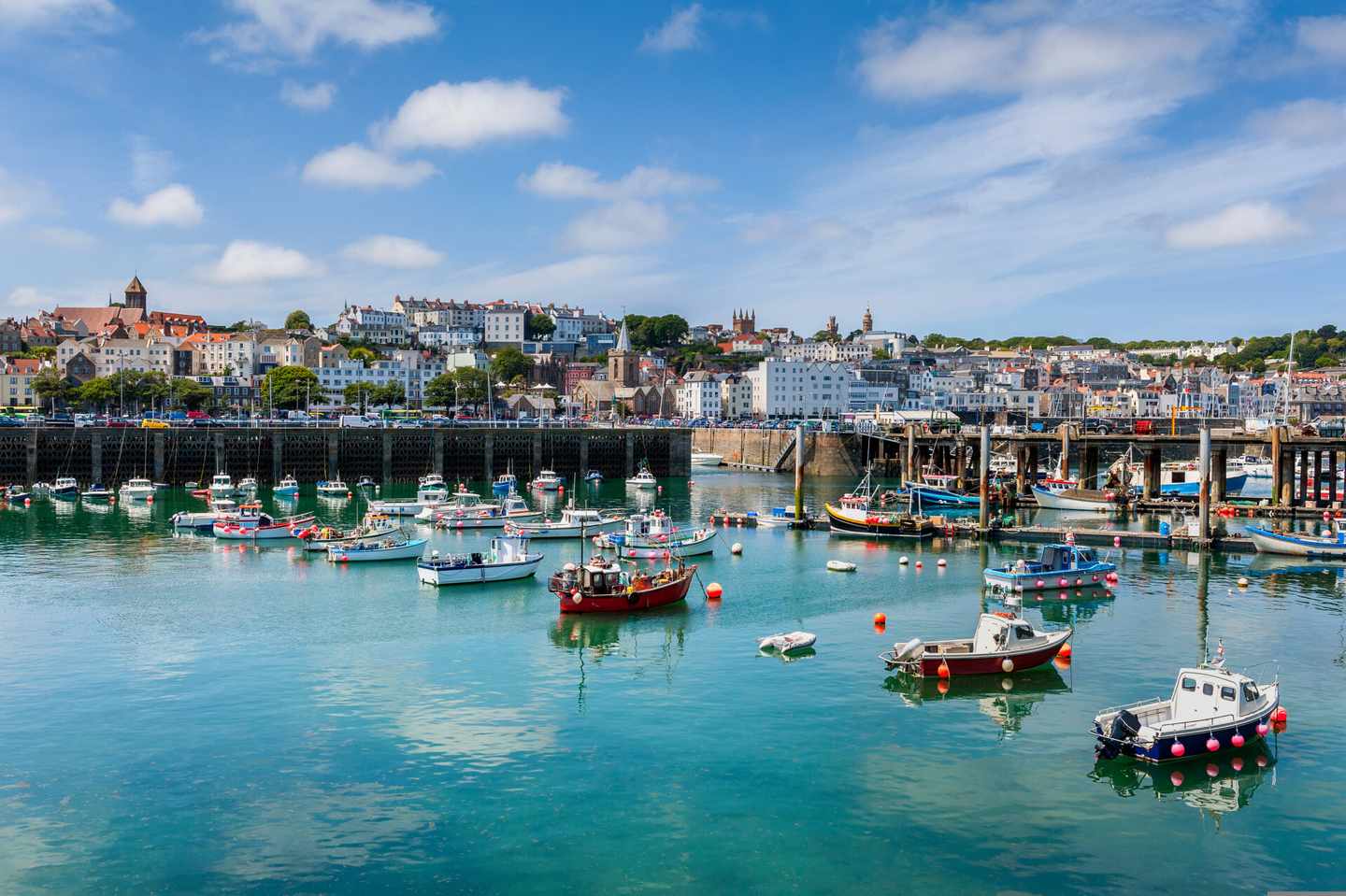 großbritannien-kanalinseln-guernsey-saint-peter-port-klein-g-858722308.jpg