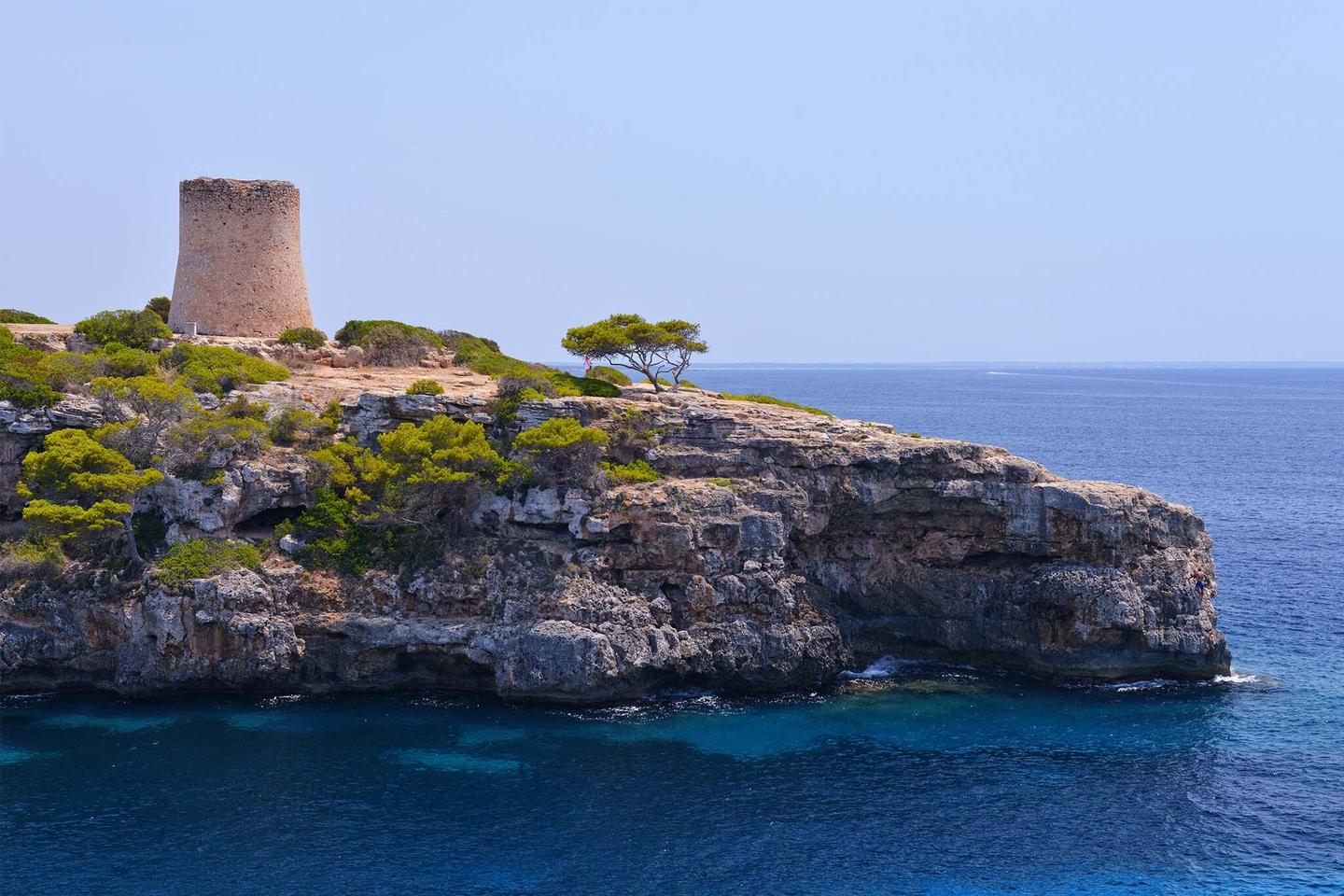 spanien-mallorca-palma-de-mallorca-straende-torre-de-cala-pi-g-179991371.jpg