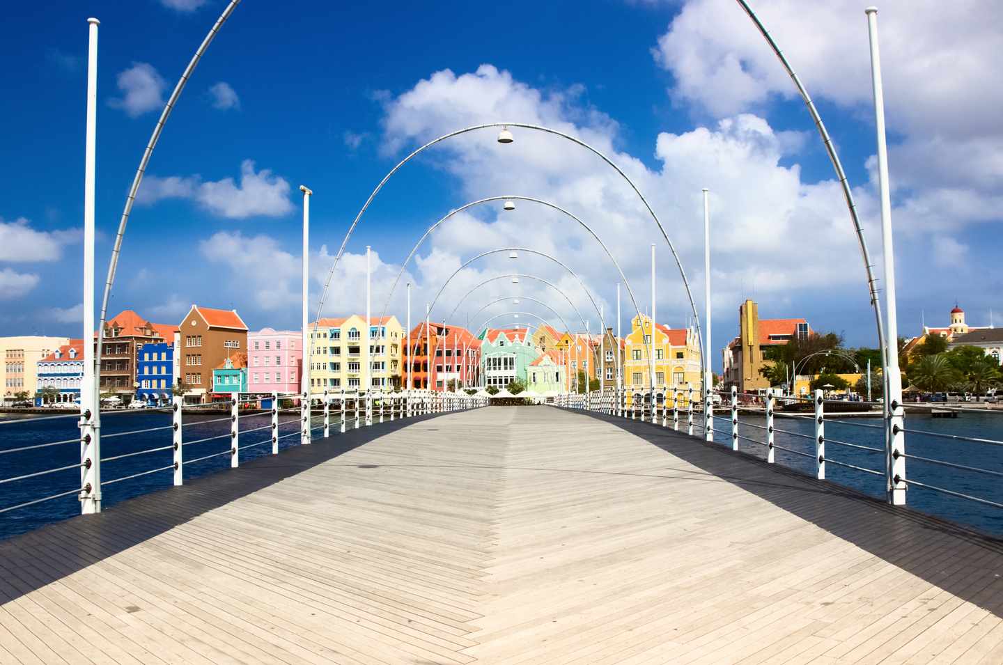 curacao-schwimmende-pntoonbruecke-willemstad-g-1321097576.jpg