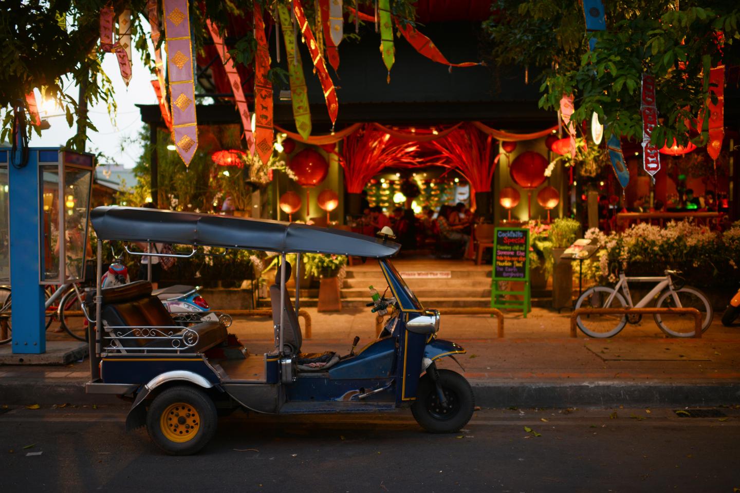 thailand-tuk-tuk-g-488572323.jpg