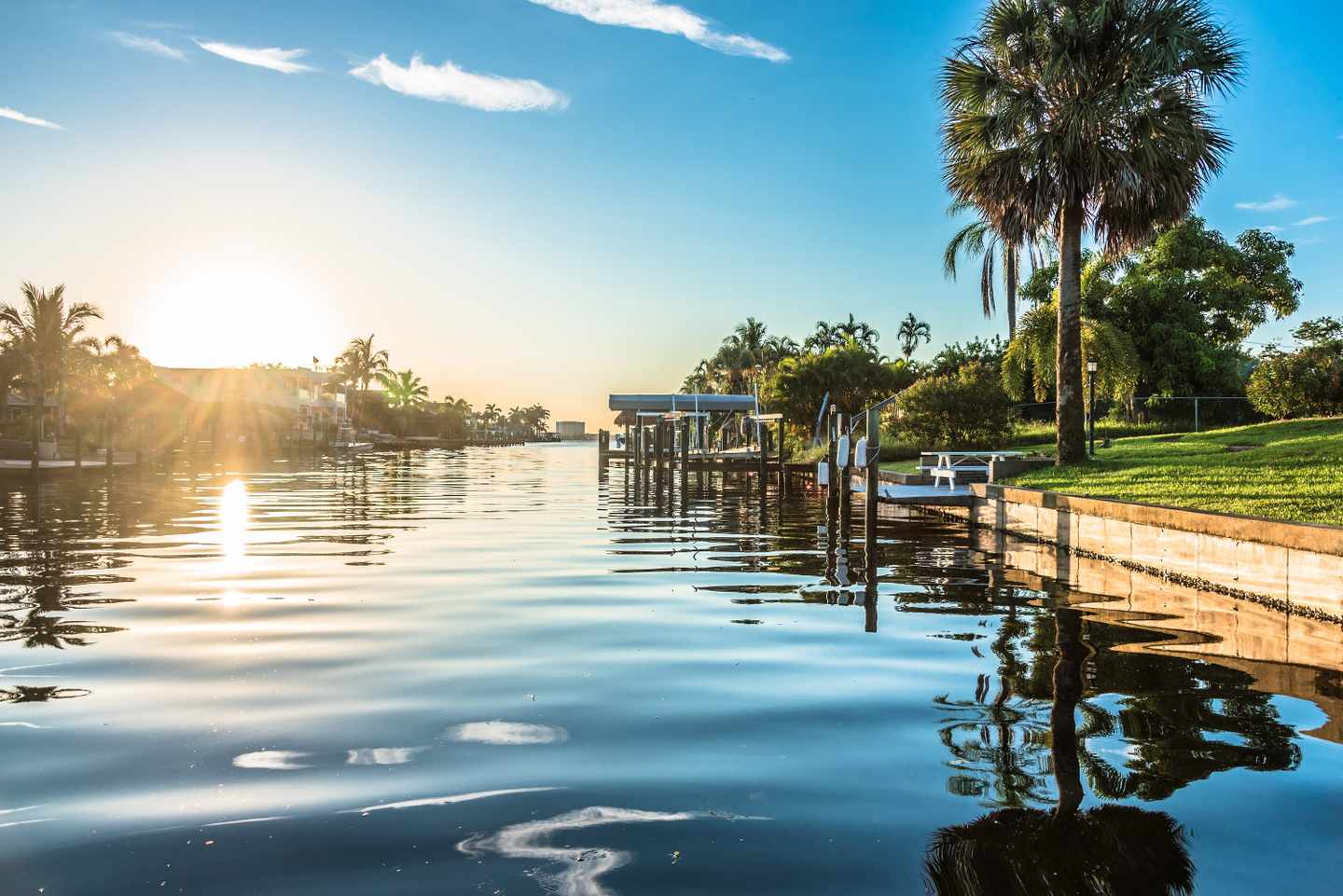 usa-florida-urban-area-sonnenaufgang-ueber-kanal-g-1170186309.jpg-.jpg