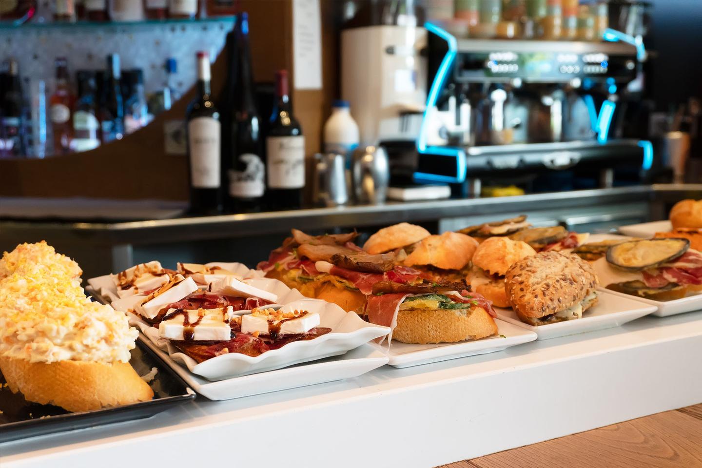 spanien-mallorca-palma-de-mallorca-straende-traditionelles-spanisches-essen-in-einer-auslage-g-1135394466.jpg