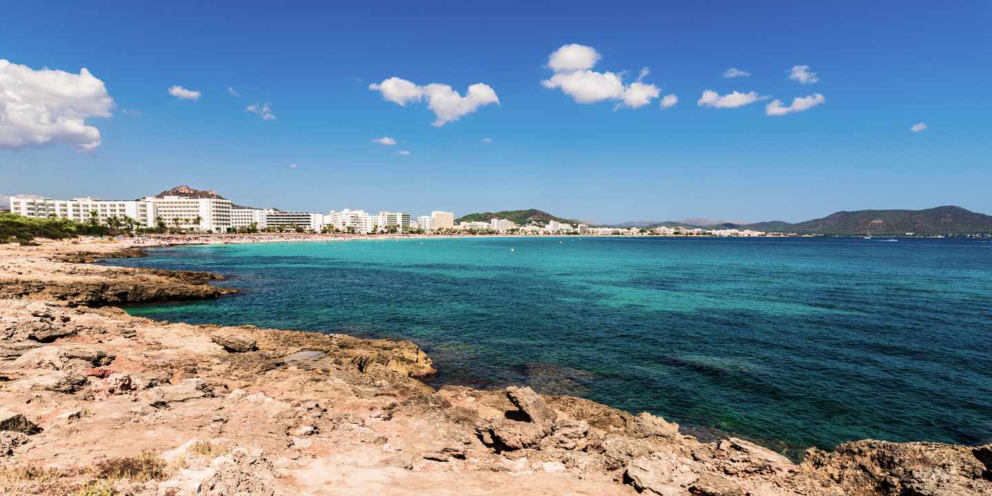 spanien-mallorca-blick-auf-cala-millor-g-950826124.jpeg