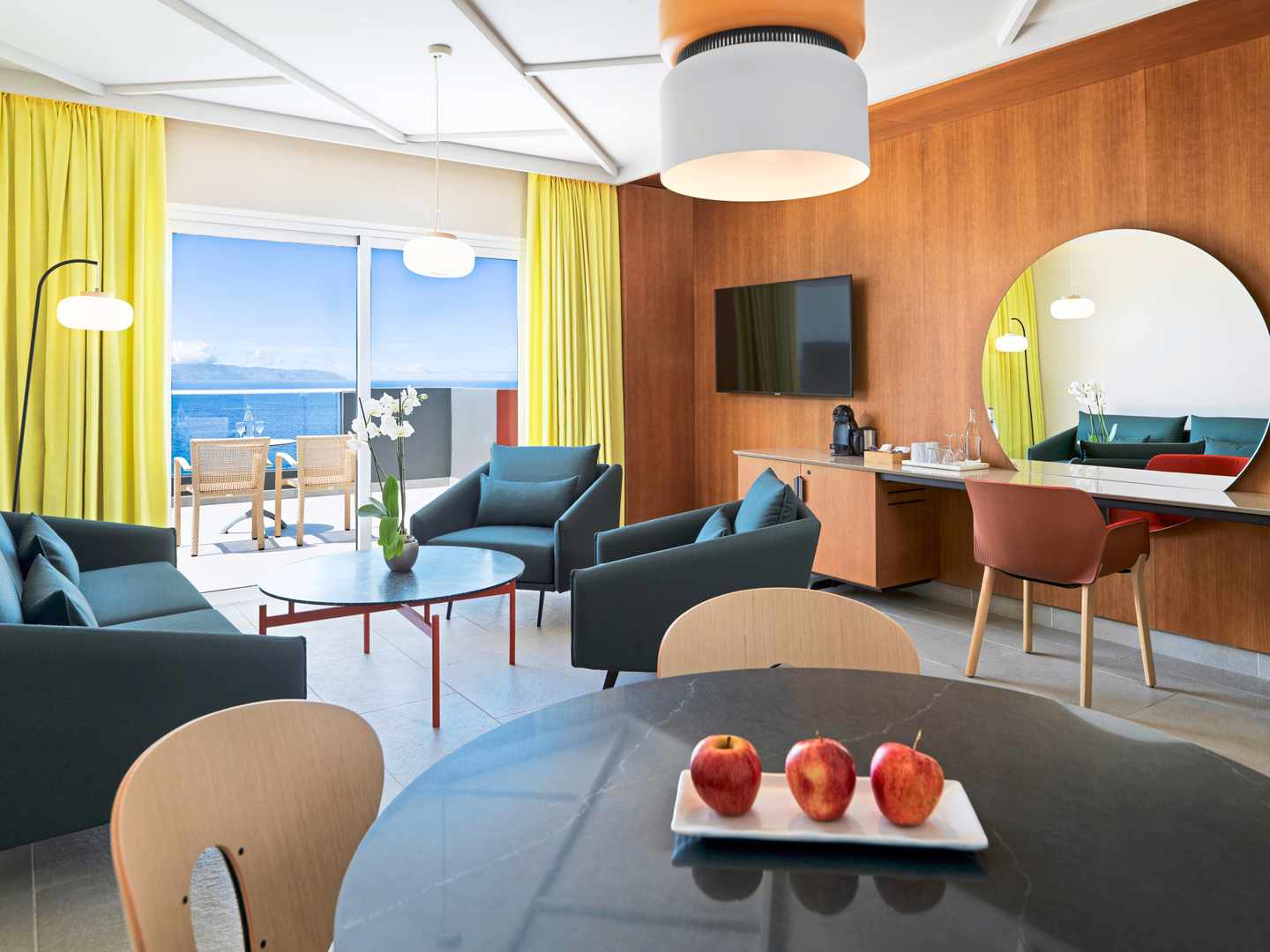 blt2c99acd4cb0d6bcf-spanien-kanaren-teneriffa-hoteles-roca-nivaria-gran-hotel-h-DER1536489.jpg Familienfreundliche Suite im ADRIAN Roca Nivaria Gran Hotel auf Teneriffa mit Meerblick und Sitzecke