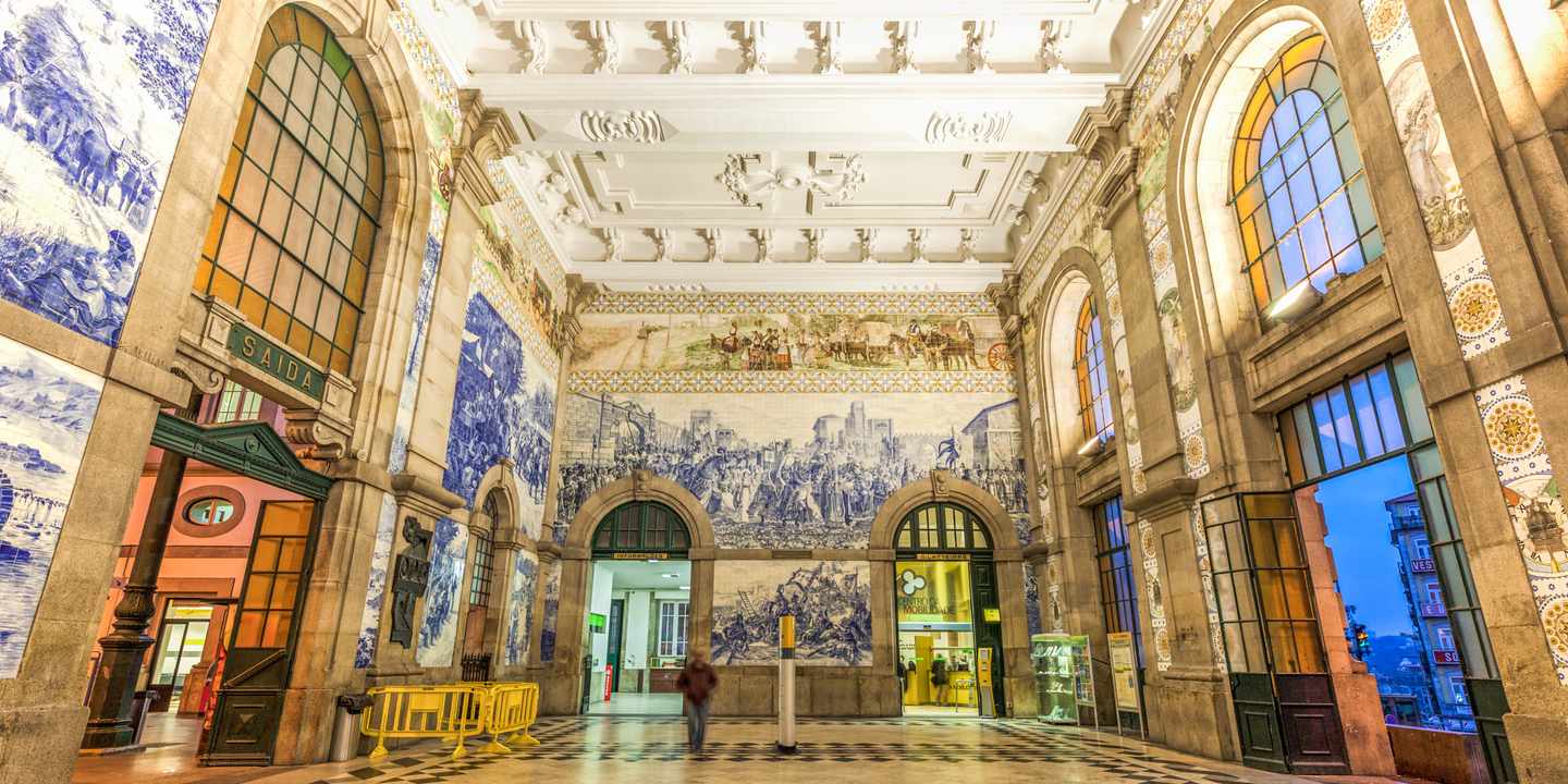 portugal-porto-sao-bento-bahnhof-azulejos-innenhalle-g-502436012.jpg