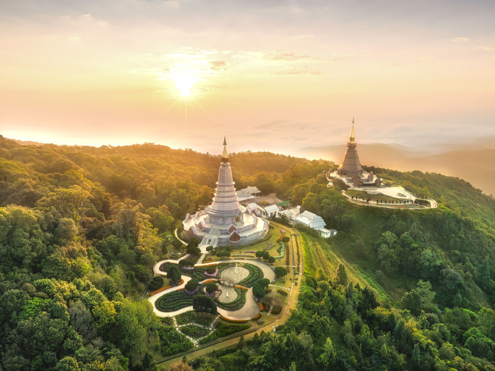 Berg Doi Inthanon in Chiang Mai bei Sonnenuntergang über den Pagoden und den Reisfeldern