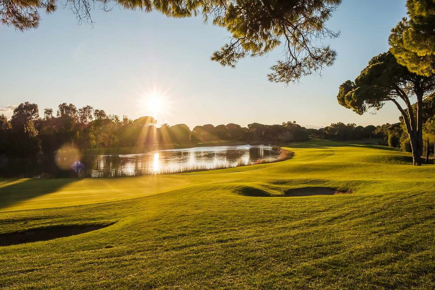 tuerkei-belek-golfplaetze-blick-auf-den-cornelia-faldo-golf-club-im-sonnenlicht-sharepoint-cornelia-golf-club-hole-27.jpg
