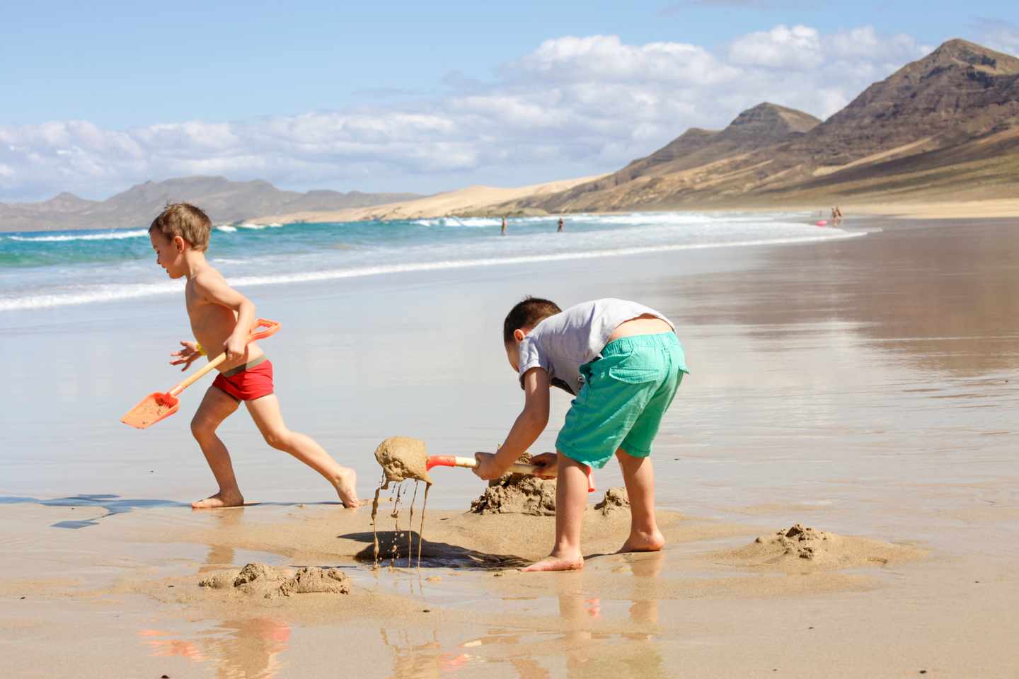 spanien-kanaren-fuerteventura-kinder-strandspiel-herbstferienurlaub-g-465075736.jpg