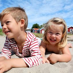 schweden-familienurlaub-zwei-kinder-toben-im-sand-g-471832107.jpg