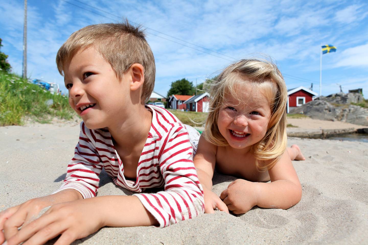schweden-familienurlaub-zwei-kinder-toben-im-sand-g-471832107.jpg
