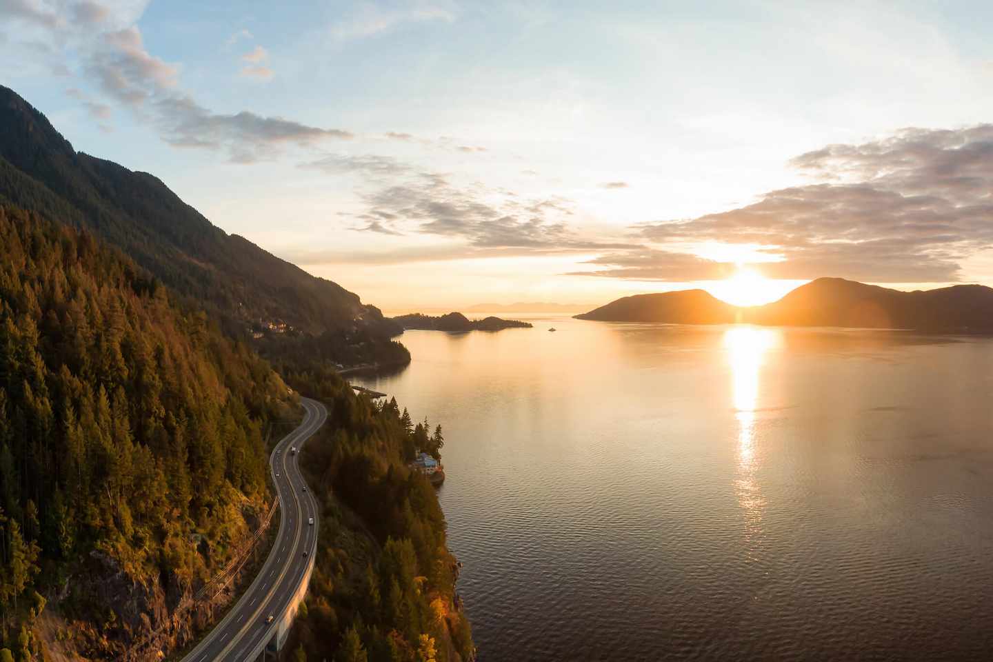 kanada-british-columbia-west-vancouver-sea-to-sky-highway-in-howe-sound-near-horseshoe-bay-g-1192214274.jpg