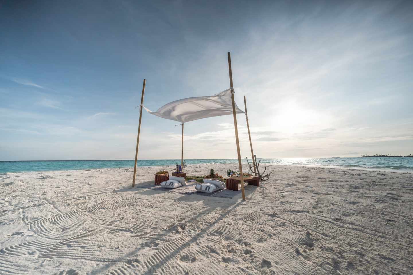 maledives-sunsiyam-iruveli-beach-dinner-c10-m9009.jpg