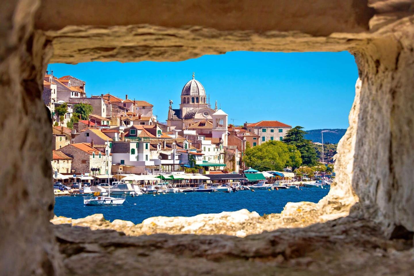 kroatien-sibenik-altstadt-mauer-g-610770174.jpg