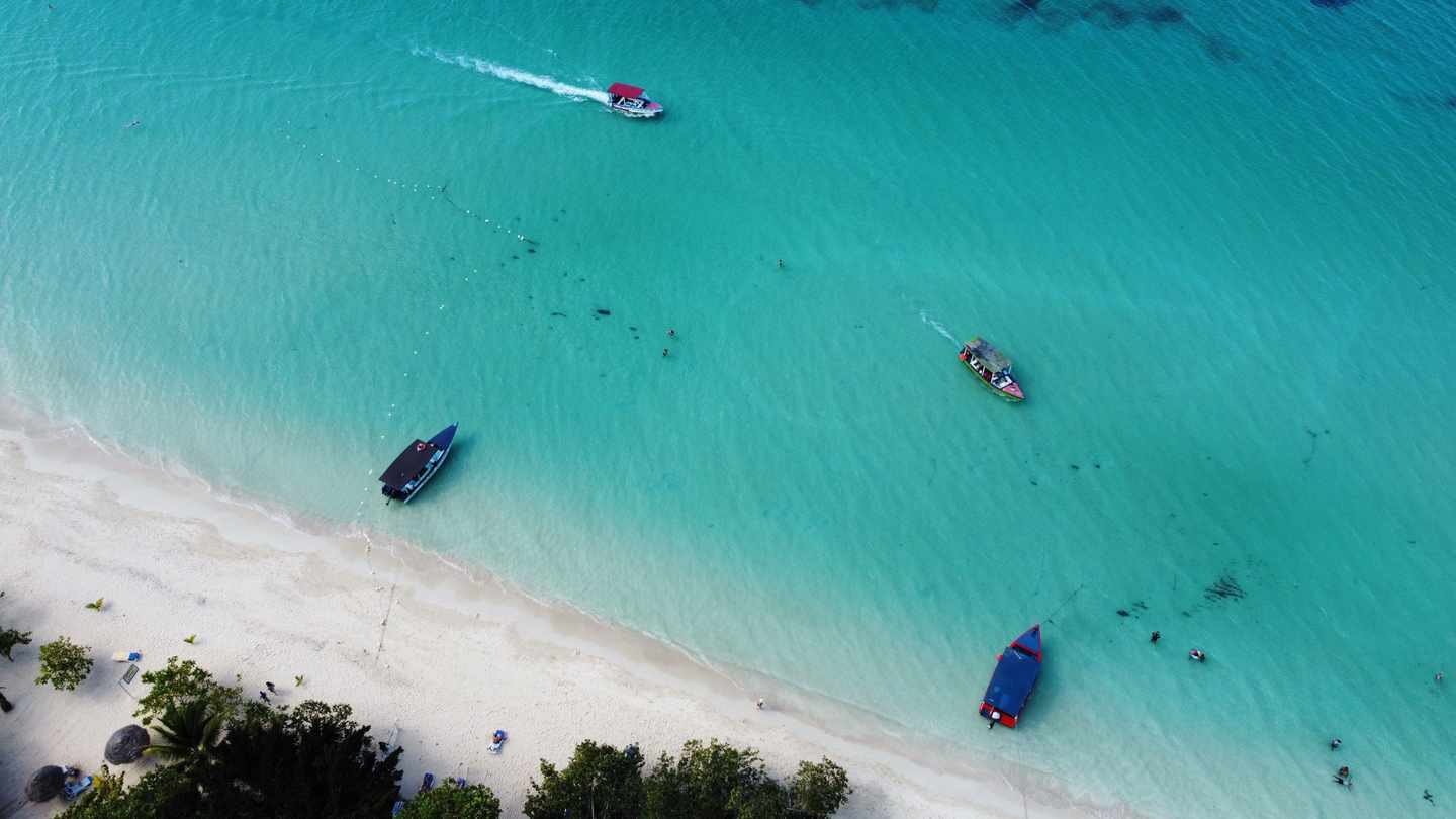 karibik-luftaufnahme-strand-mit-booten-g-1434409383.jpg