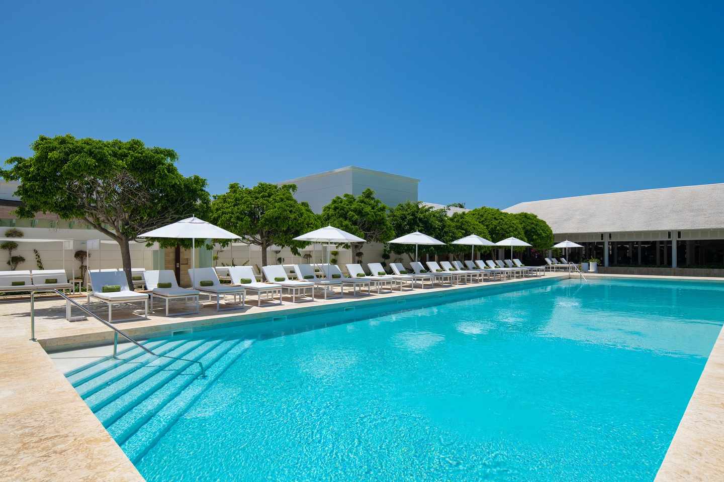 blt1a8f087d2834d857-146MeliaPuntaCanaBeach-Lobby_Pool.jpg Melia Punta Cana Pool und Sonnenliegen