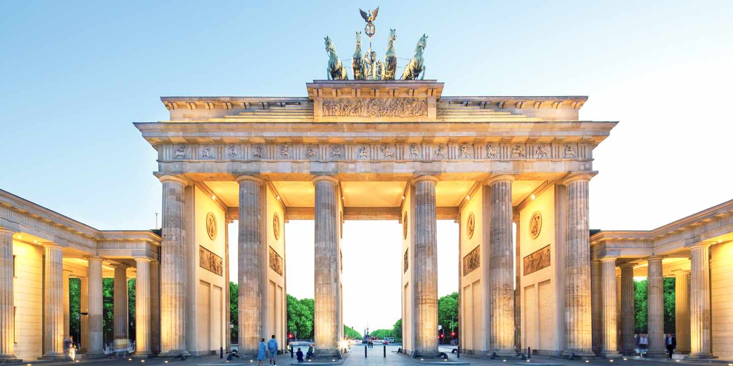 deutschland-berlin-brandenburger-tor-beleuchtet-g-161845011.jpg