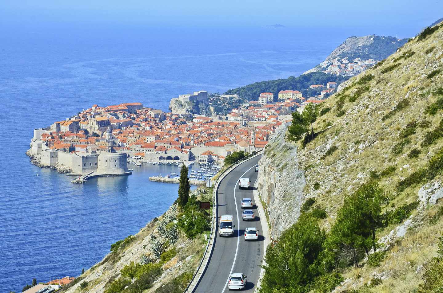 dubrovnik-strasse-autos-panorama-t-465326535.jpg