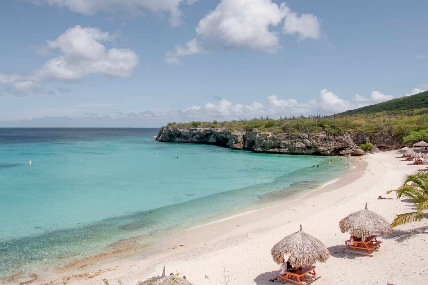 blta2a3d2a518e526ee-bonaire-tropischer-strand-mit-schirmen-g-152115726.jpg Tropischer Strand auf Bonaire