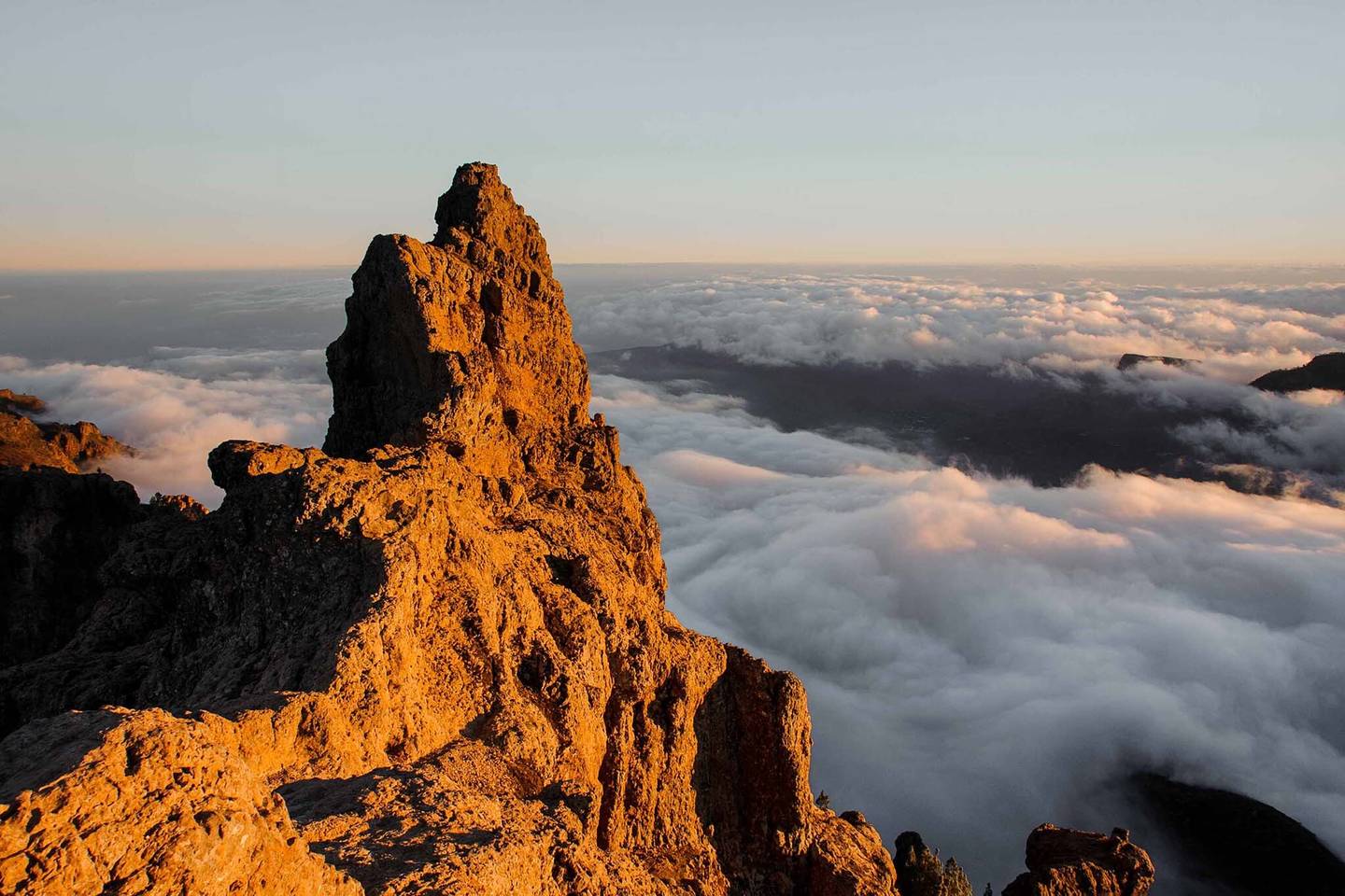 spanien-gran-canaria-monumento-natural-del-roque-nublo-morgen-landschaft-g-1090206846.jpg