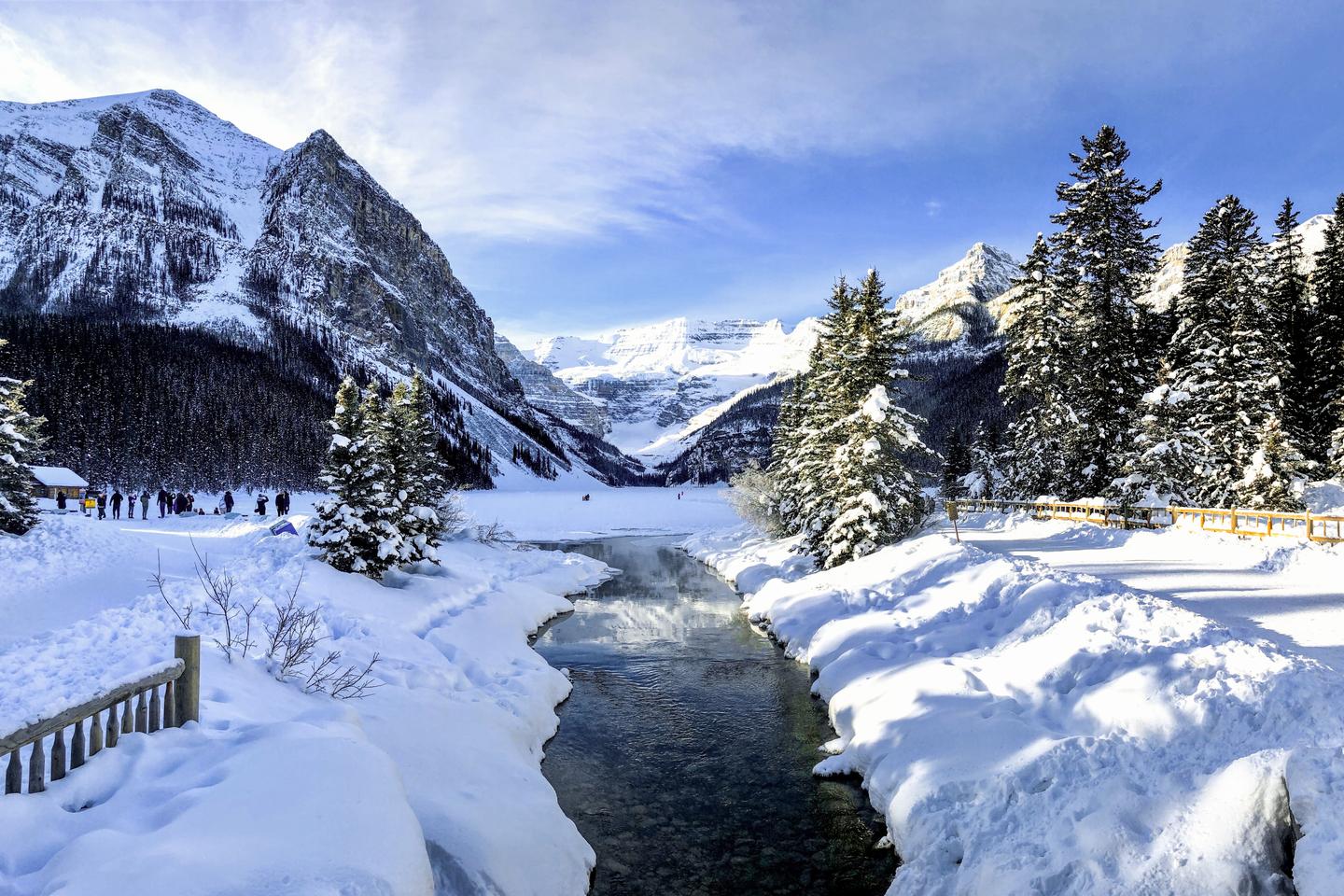 kanada-alberta-banff-national-park-lake-louise-village-g-1294605496.jpg