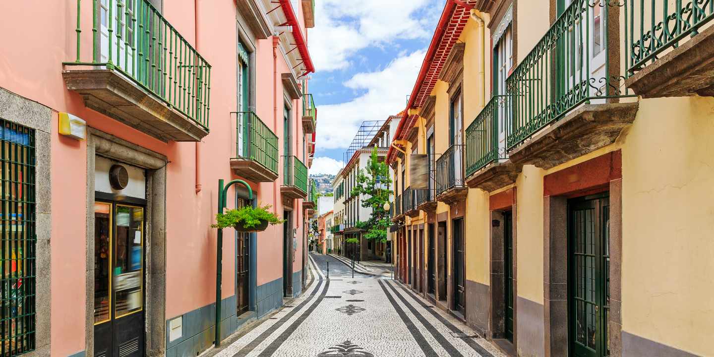portugal-madeira-funchal-strassen-altstadt-g-1137347630.jpg
