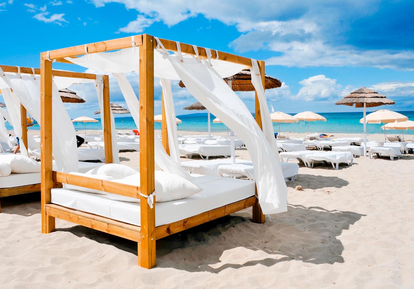 Betten-in-Beachclub-Ibiza-g-694156498.jpg