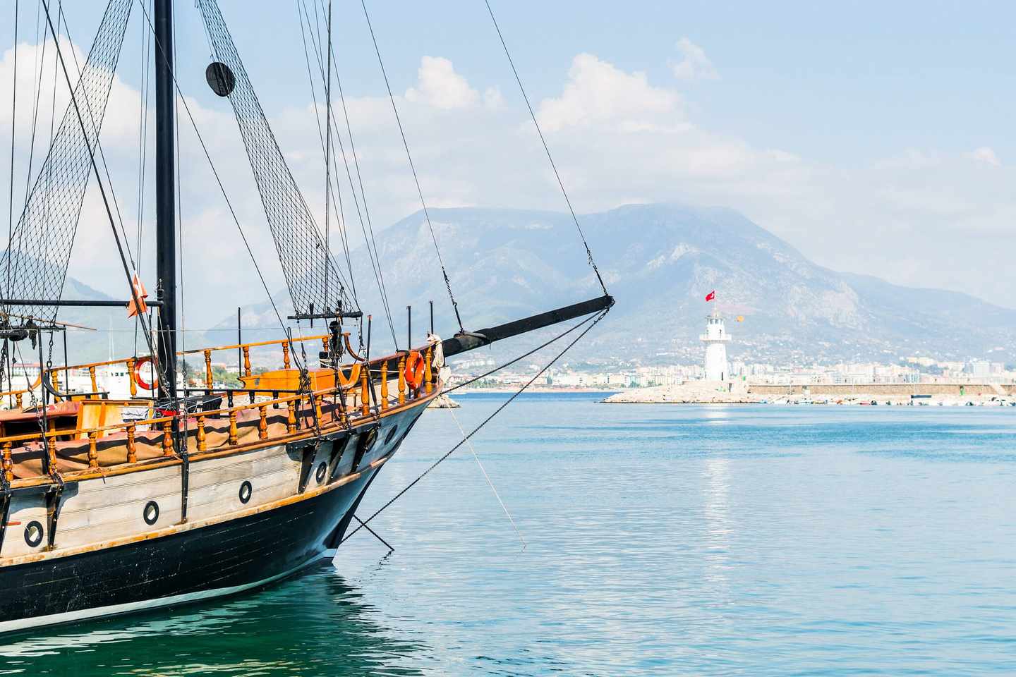 tuerkei-alanya-segelboot-vor-anker-in-einer-bucht-g-534668405.jpg