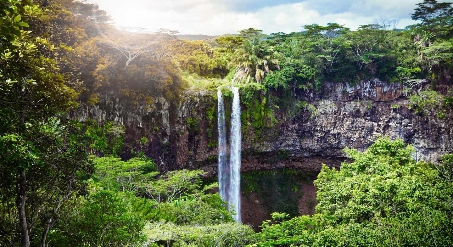 mauritius-die-wasserfaelle-von-chamarel-g-618432808.jpg