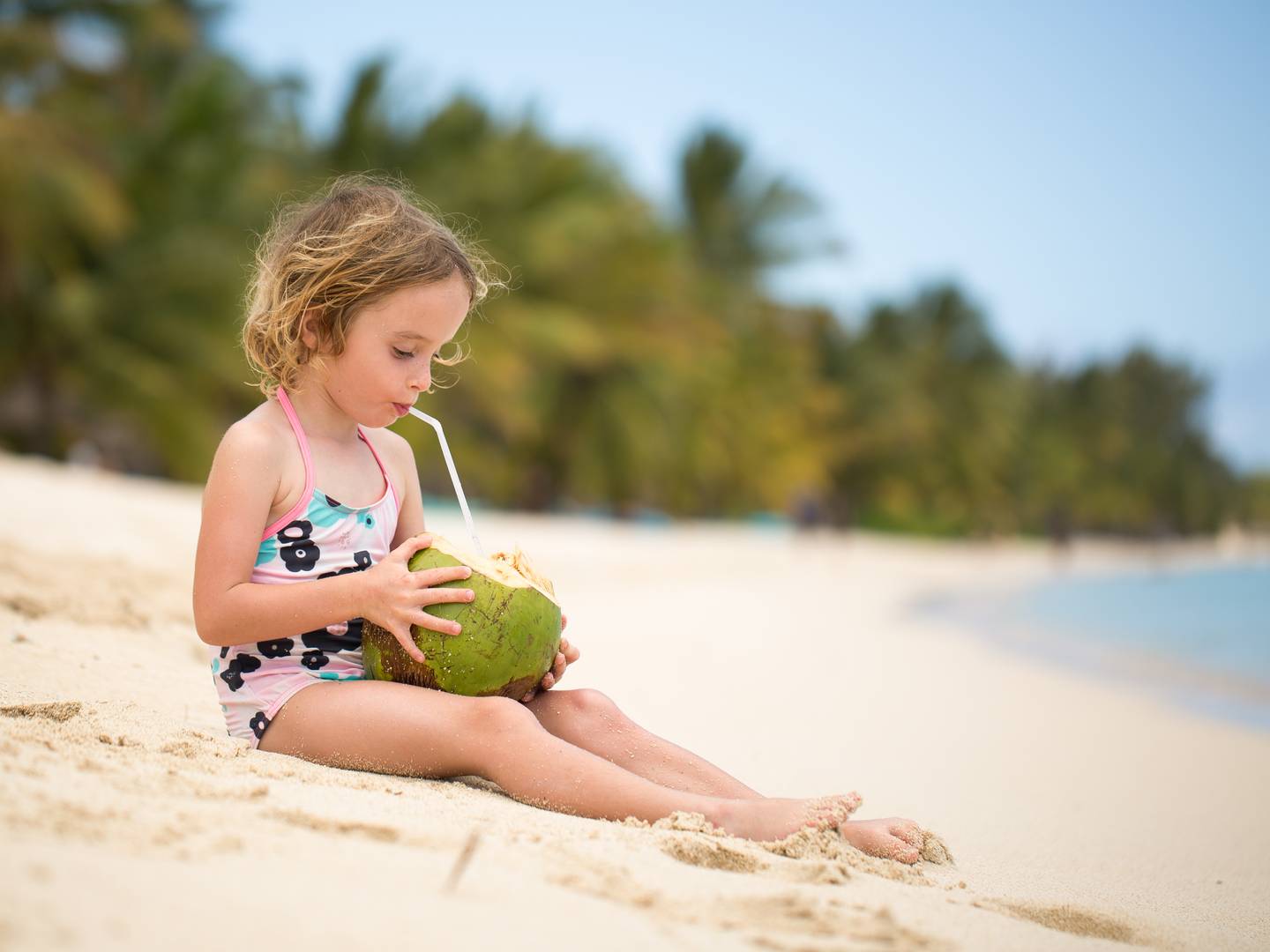 bltcb155f2a06f1f8c8-mauritius-kleines-maedchen-trinkt-am-strand-aus-einer-kokosnuss-g-1358019179.jpg mauritius-kleines-maedchen-trinkt-am-strand-aus-einer-kokosnuss-g-1358019179.jpg