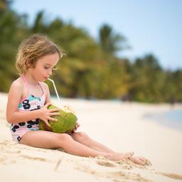 mauritius-kleines-maedchen-trinkt-am-strand-aus-einer-kokosnuss-g-1358019179.jpg