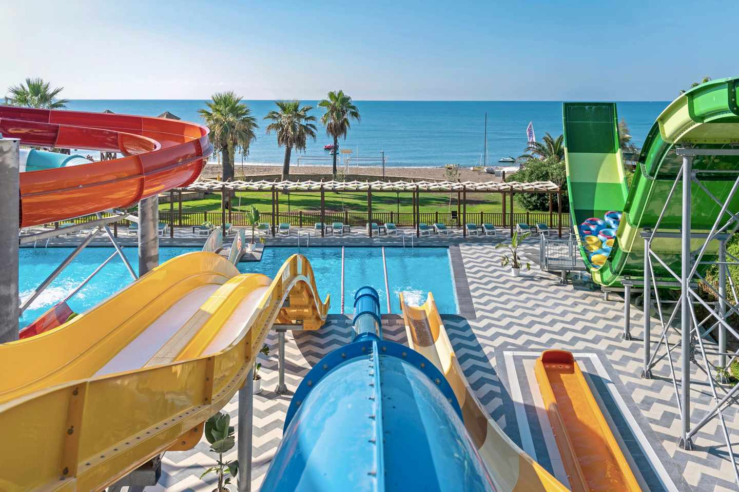 blt8e5dead76505acb9-Megasaray_Club_Belek_DER1570867.jpg Wasserrutschen mit Pool und Meerblick im Megasaray Club Belek, Türkei – Familienhotel mit Aquapark an der Riviera