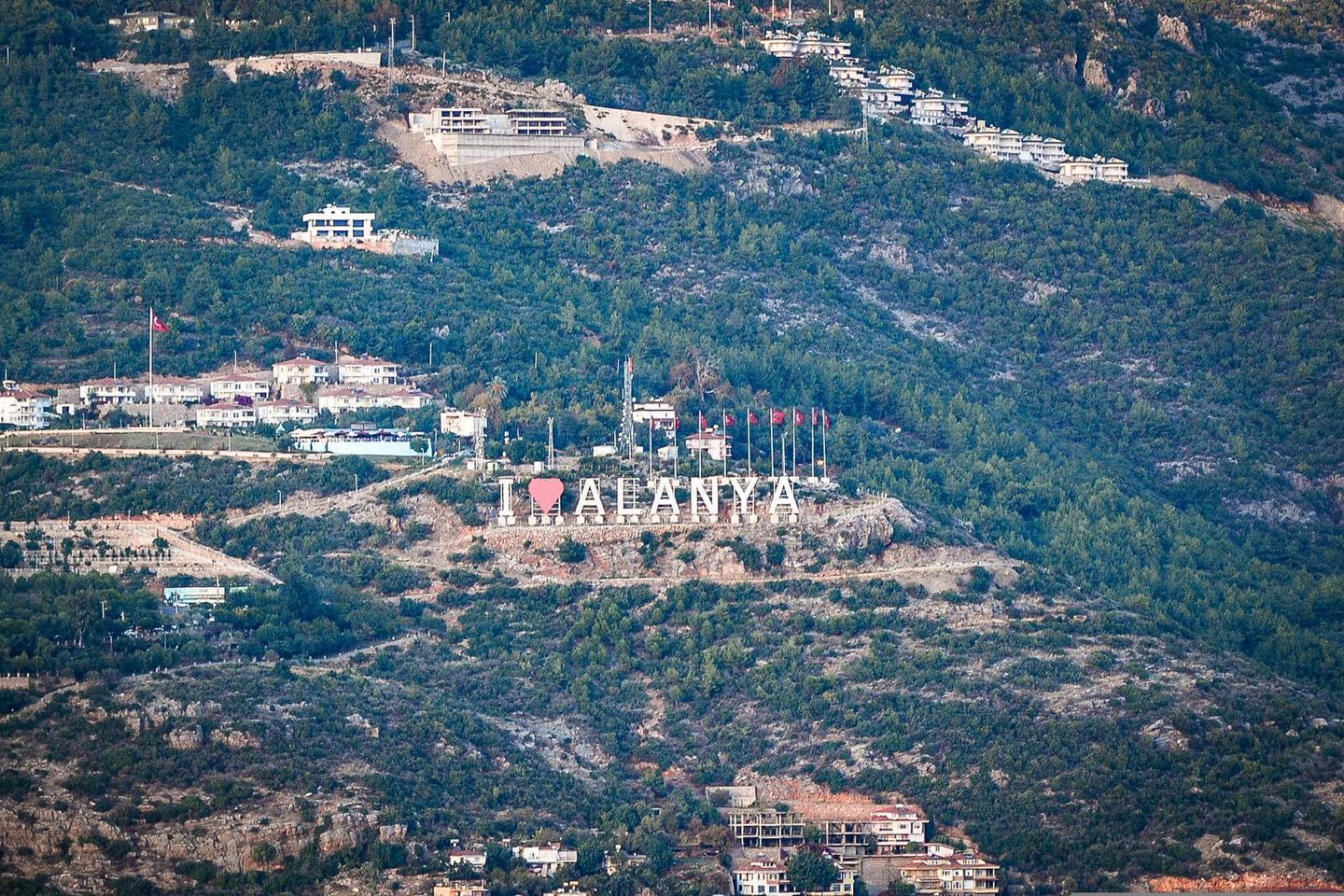 tuerkei-alanya-moschee-und-minaret-in-den-bergen-g-1191262995.jpg